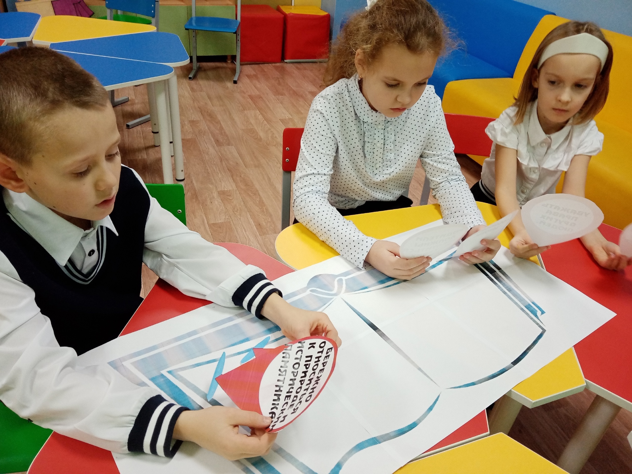 12 декабря - День Конституции Российской Федерации – одна из значимых памятных дат, которая отмечается ежегодно 12 декабря с 2005 года. 12 декабря 1993 года всенародным голосованием была принята Конституция Российской Федерации. Сегодня для учащихся 5-9.